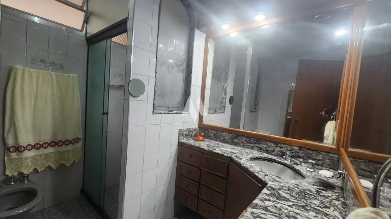 Imagem Vista para o mar, 3 dormitórios, 1 suíte, Pompeia, banheiro e dormitório de empregada