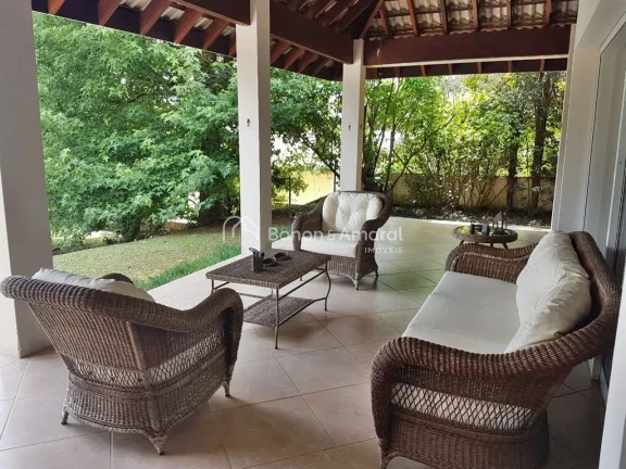 Imagem Este charmoso sobrado está em uma localização privilegiada, com um quintal encantador, jardim exu...