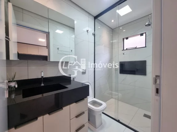 Imagem Impecável casa à venda em Campo Grande-MS, na Vila Jacy: 3 suítes, 2 salas, 4 banheiros, 5 vagas de garagem, 162,76 m² de área.