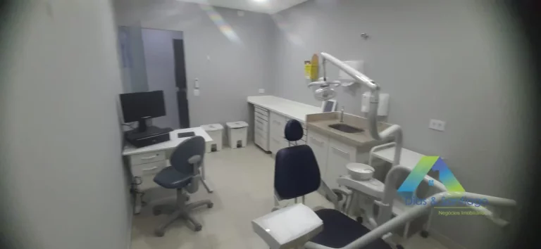 Imagem Sala Comercial com 15m² toda estruturada com cadeira odontológica em localização privilegiada na Vila das Mercês/Saúde. Ambiente ideal para profissionais dentista.