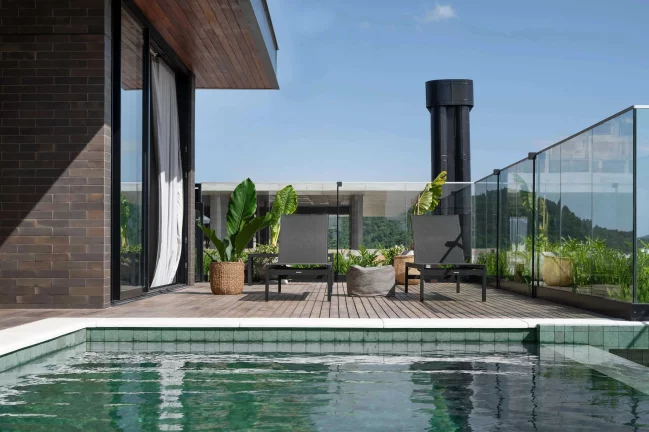 Imagem Apartamento Duplex mobiliado com 3 dormitórios sendo 3 suítes e 2 vagas de garagem - Jurerê/SC