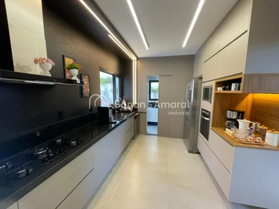 Imagem Casa à venda em Valinhos, em condomínio fechado, totalmente MOBILIADA. Com 3 suítes, todas com sa...