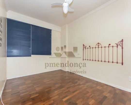 Imagem Apartamento com armários planejados, piso em parquet, living para 02 ambientes, banheiro, 02 dormit...