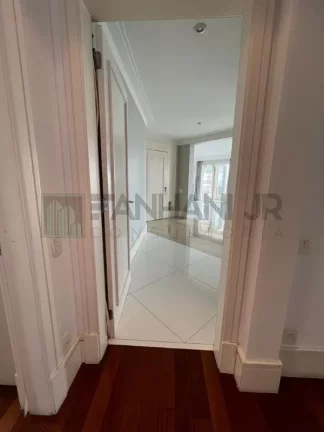 Imagem Venha conhecer e se encantar com este magnífico apartamento localizado na Ed. Lindenberg Melo Alves. Com uma ampla área de 3