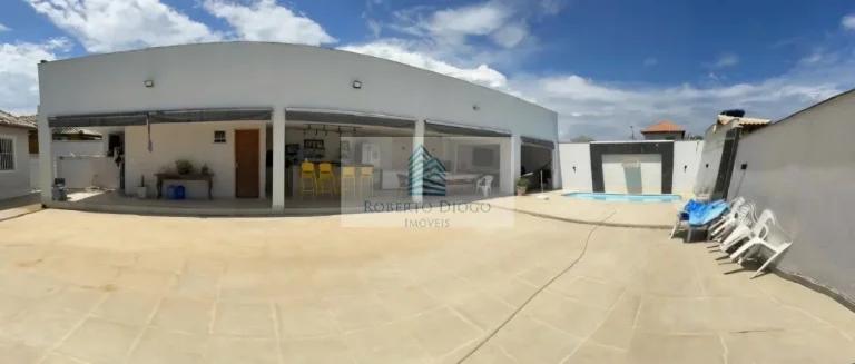 Imagem Casa à venda em Maricá-RJ: 2 quartos, 1 sala, 3 banheiros, 5 vagas de garagem, 141 m² no Jardim Atlântico Leste. Venha conferir!