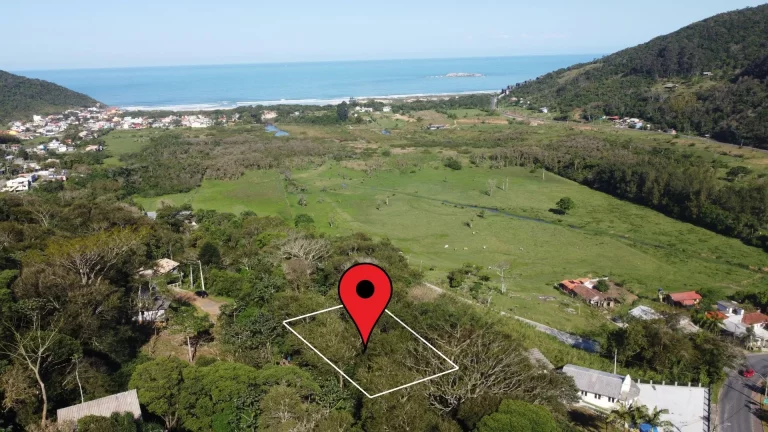 Imagem Terreno à venda no Siriú, Garopaba (SC), com 700m², leve declive e vista para o mar. A apenas 2km da praia, com água, luz e possibilidade de regulariz