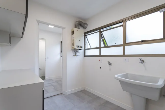 Imagem Apartamento 149M² Reformado, 3Q, 1 Suíte, 2 Banheiros, 3 Vagas, Lavabo, Piscina, Sacada, Playground.