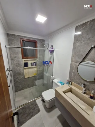 Imagem Conheça esta deslumbrante casa triplex, com 280m de área privativa, localizada no condomínio no R...