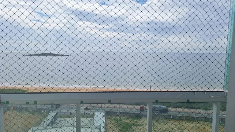 Imagem Vendo apartamento de três quartos com suíte na Rodovia do Sol de frente para o mar, andar alto, com duas vagas de garagem.