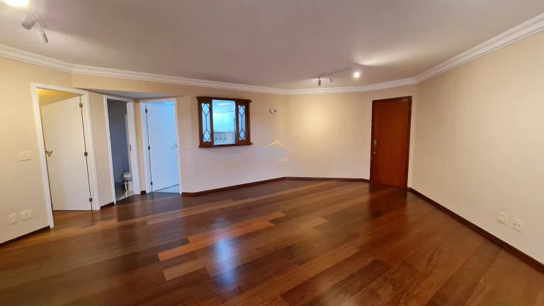 Imagem Vende lindo apartamento de 120m², com 3 dormitórios, sendo 1 suíte e 2 vagas. Totalmente reformado.