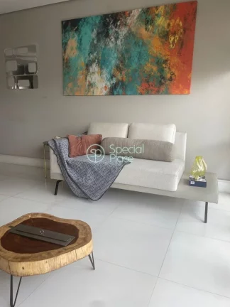 Apartamento mobiliado, bem espaçoso e iluminado, com janelas grandes, que recebem o sol da manhã. ...