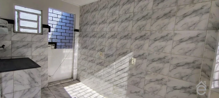 Imagem Casa à venda de esquina na Ponta Grossa, 3/4, sala ampla, garagem e DCE, 323m2