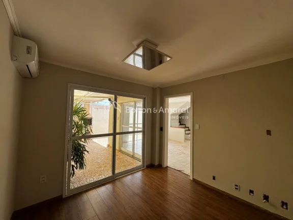 Imagem Encante-se com esta charmosa casa à venda em um dos condomínios mais desejados do bairro! Com ambi...