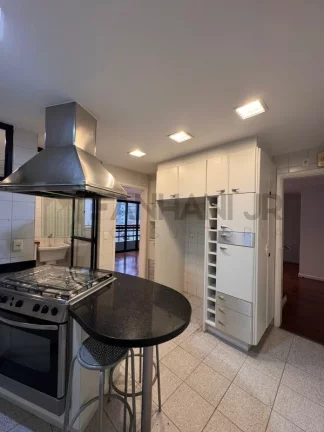 Imagem Apartamento de luxo no coração de São Paulo: 3 quartos, 3 suítes, 3 salas, 5 banheiros, 3 vagas de garagem, 170m² no Itaim Bibi.