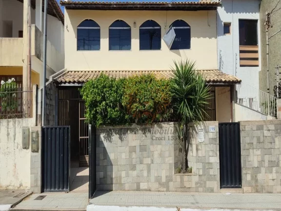 Casa à Venda na Atalaia: 4 Quartos, 3 Suítes, 2 Salas, 6 Banheiros, 3 Vagas de Garagem. Próximo a Orla da Atalaia.