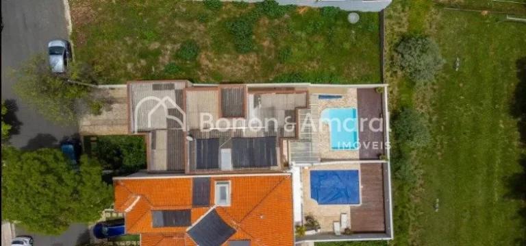 Imagem Esta charmosa casa está disponível para venda em um condomínio tranquilo na cidade de Valinhos. E...