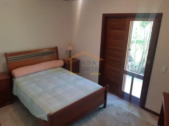 Imagem Casa em condomínio fechado, Imóvel térreo com desnível entre a área social e a área íntima, e...