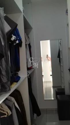 Imagem Casa com ótimo acabamento e decoração.