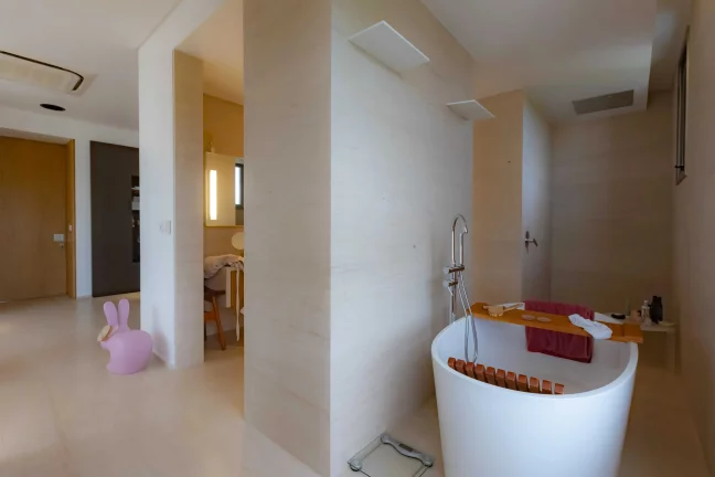 Imagem Apartamento mobiliado com 4 suítes e 5 vagas de garagem na Avenida Atlântica em Balneário Camboriú