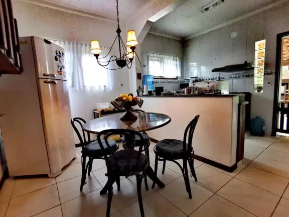 Imagem Casa 5 suítes e 3 vagas de garagem a 150m da beira-mar da Praia de Taquaras em Balneário Camboriú/SC