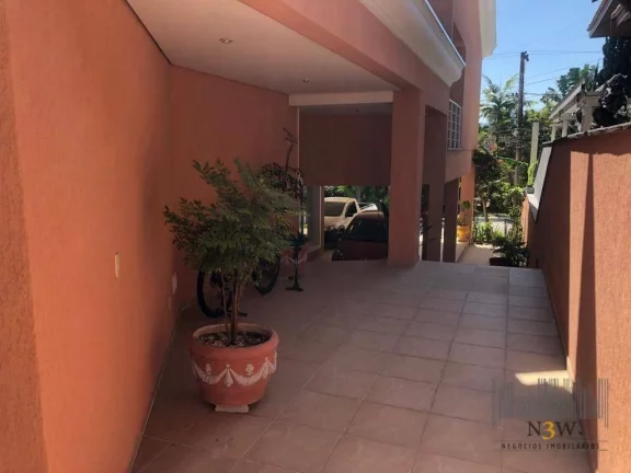 Imagem Sobrado à venda em Alphaville Barueri SP com 5 suítes, 4 vagas de garagem, piscina e 480m².