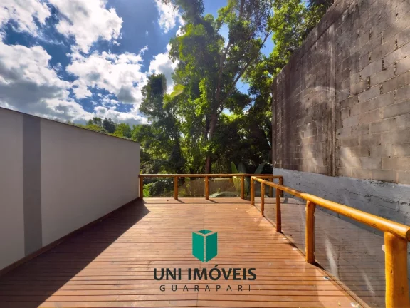 Imagem Triplex à venda em bairro nobre de Guarapari com área gourmet e deck para lagoa