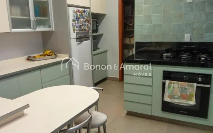 Imagem Linda e espaçosa casa com área construída de 321 m². A residência possui living para 3 ambiente...