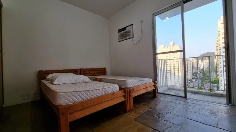 Imagem Praia das Pitangueiras - Prédio com lazer - Ótima localização.
