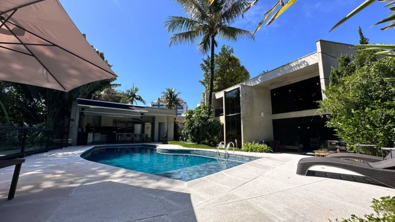 Imagem Imperdível oportunidade de adquirir casa de luxo na Riviera de São Lourenço Módulo 05, com 3 quartos, 3 suítes, 5 vagas e 323,63 m² de área.