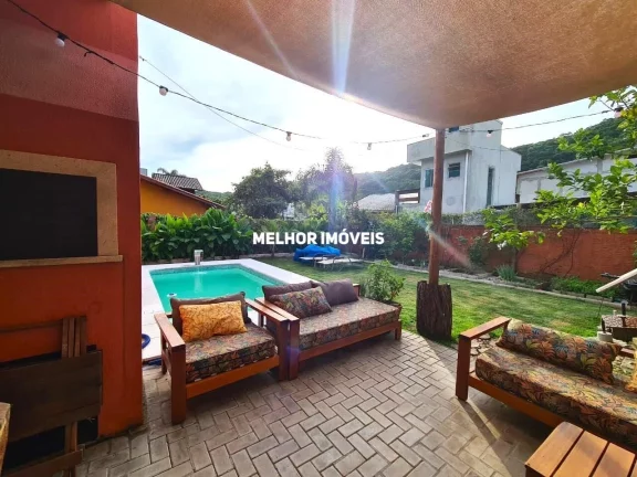 Imagem Casa Duplex á venda com 4 dormitórios localizada na praia Mariscal em Bombinhas.