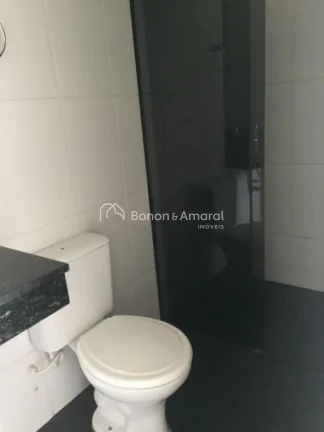 Imagem Com 138m² de área privativa, o imóvel oferece uma ampla sala para dois ambientes (jantar e estar)...