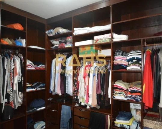 Imagem Linda Residência, no Condomínio Parc de France, Bairro Saguaçu. Arquitetura diferenciada, realiza...