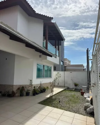 Imagem Casa com 3 dormitórios sendo 1 suíte e 4 vagas de garagem em Balneário Camboriú/SC