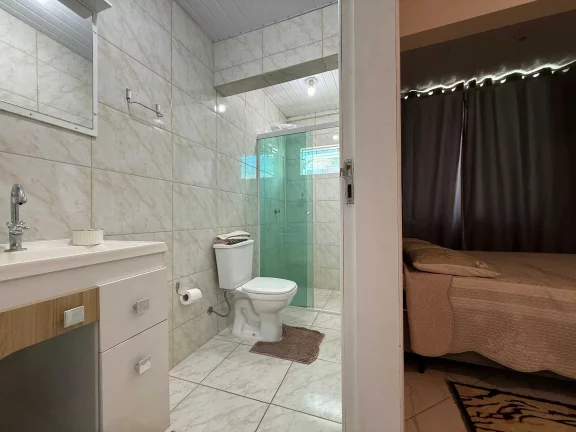 Imagem Casa com 7 dormitórios sendo 3 suítes e 3 vagas de garagem, a 350 metros da Praia em Penha