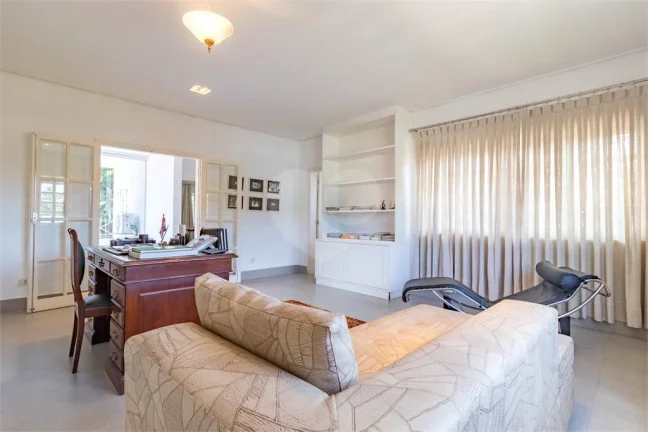 Imagem Casa à venda com 7 quartos, sendo 5 suítes, em Jardim Guedala, São Paulo - SP