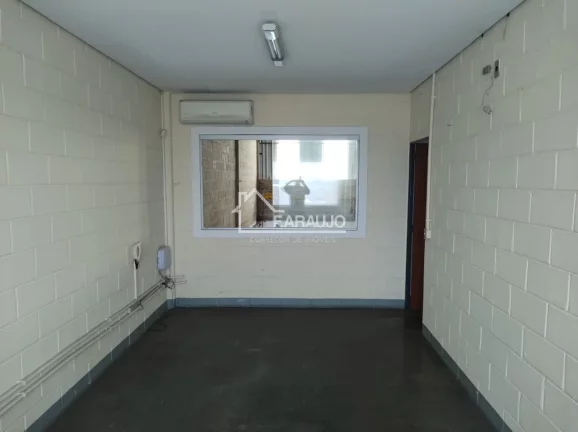 Imagem Com um amplo espaço interno, barracão oferece inúmeras possibilidades de layout e adaptação, permitindo a personalização de acordo c/ as necessidades