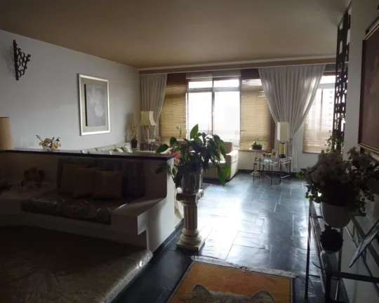 Imagem Apartamento bem distribuÃ­do com piso de madeira e armÃ¡rios, living para 03 ambientes, lavabo, ...