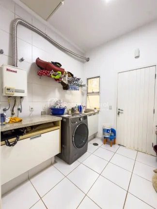 Imagem Localizada em um dos bairros mais valorizados de Campinas, esta casa em condomínio fechado na Chác...