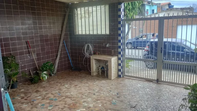 Imagem Casa em Praia Grande, na Vila Tupi, 2 dormitórios e área construída de 93,7 m².