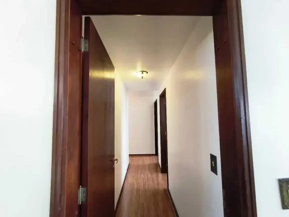 Imagem Apartamento semi mobiliado com 4 dormitórios sendo 1 demi suíte e 1 vaga no Centro de Florianópolis