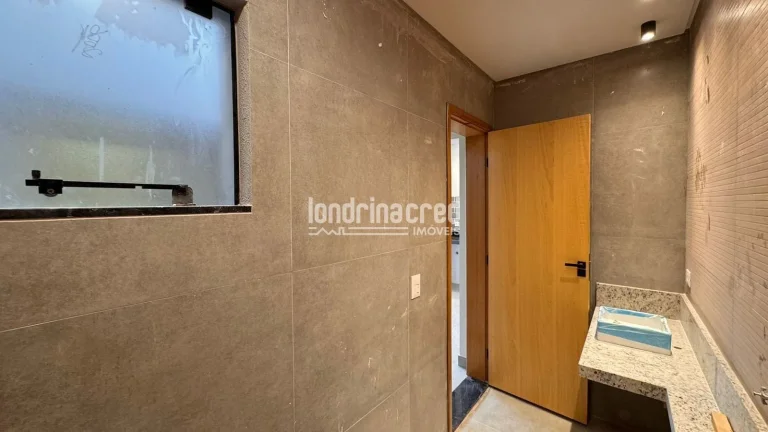 Imagem **Casa à venda no Condomínio Morada das Flores com 3 dormitórios, 1 suíte, banheiro social, 2 vagas de garagem e 85m² construídos em terreno de 125m²**