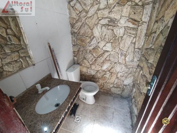 Imagem Imperdível Casa para Locação na Aviação, Praia Grande-SP: 3 Quartos, 3 Suítes, 1 Sala, 5 Banheiros e 5 Vagas de Garagem!