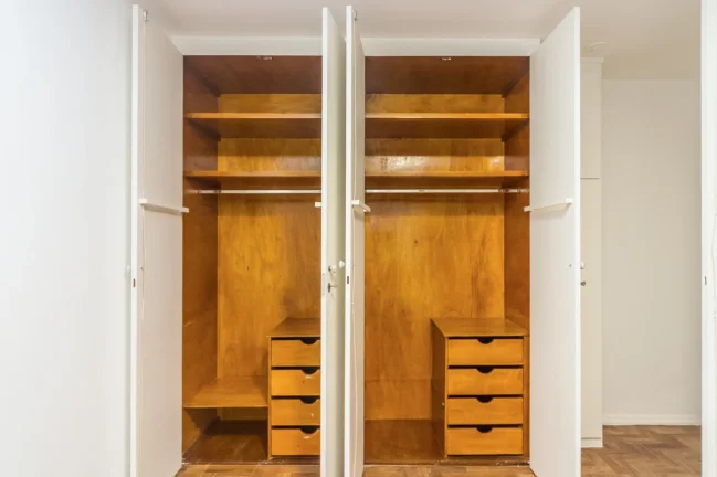 Imagem Apartamento Reformado 130M², 2Q, 1 Suíte, 2 Salas, 2 Banheiros, 1 Vaga, Portaria 24h.