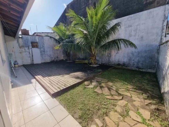 Imagem Casa térrea, com piscina e churrasqueira à venda apenas 40 metros da praia