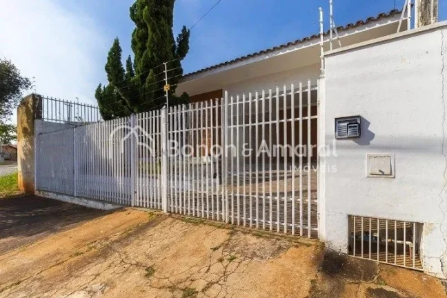 Imagem Excelente casa de esquina com 440 m². Possui 4 quartos, sendo 2 suítes, além de salas de estar e ...
