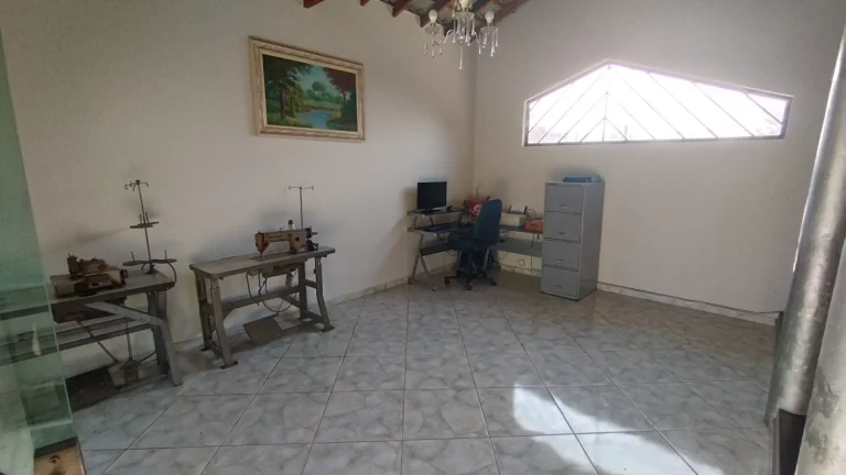 Imagem Linda casa com 03 suítes em terreno que dispõe de 2.131m² Condomínio Residencial Village da Serra!