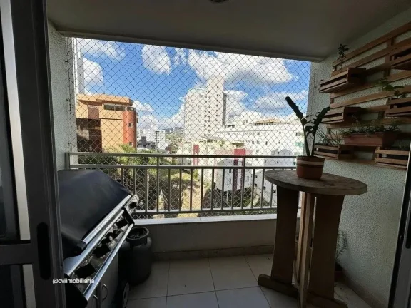 Imagem Amplo e iluminado apartamento com vista frontal para rua e piscina, que conta com sala de estar, sal...