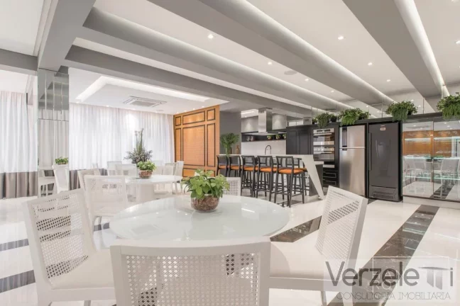 Imagem Apartamento 4 ou + dormitórios para Venda em Itapema / SC no bairro Meia Praia