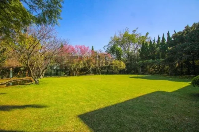 Imagem Luxuosa casa de alto padrão de 4 suítes no Jardim América: 6 salas, 8 banheiros, 12 vagas de garagem e 1.029m² de área em SP.