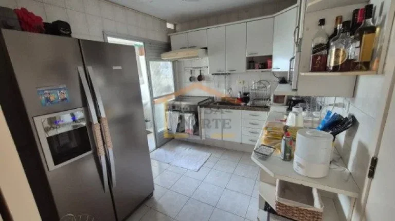 Imagem Apartamento mobiliado com 2 dormitórios, 2 banheiros e 1 vaga de garagem. Possui sala de estar e ja...